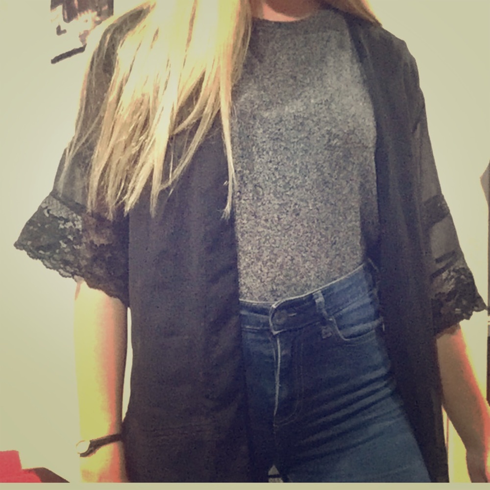 Super cute black sweater😍